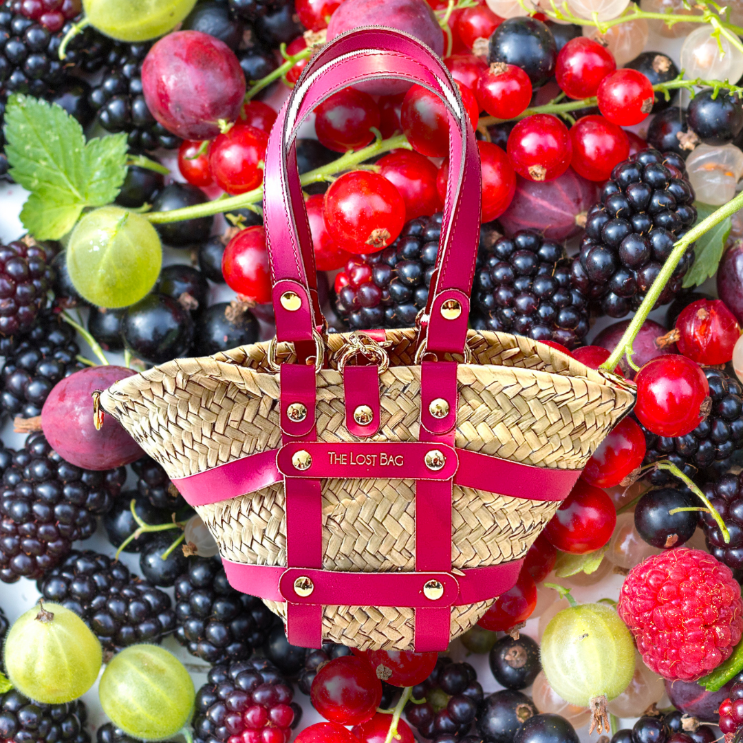 Questa coffa non è una semplice borsa, ma un vero e proprio gioiello d’artigianato siciliano reinventato in chiave contemporanea. La sua struttura a gabbia esalta la leggerezza del design, mentre il colore fucsia acceso vibra di energia e femminilità audace.